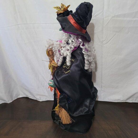 Halloween Witch Sorciere Decoration With Hat & Broom - Picture 6 of 12